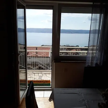Nina Seaview *