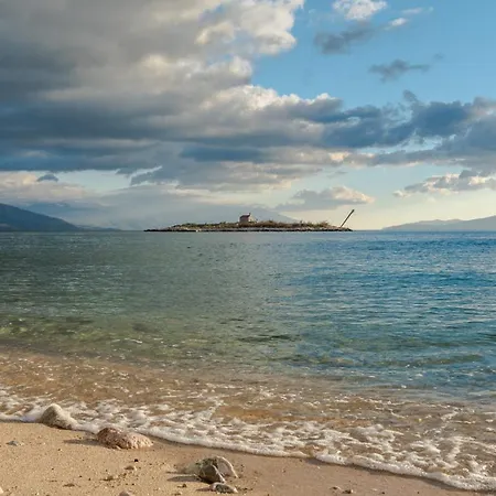 Nina Seaview *