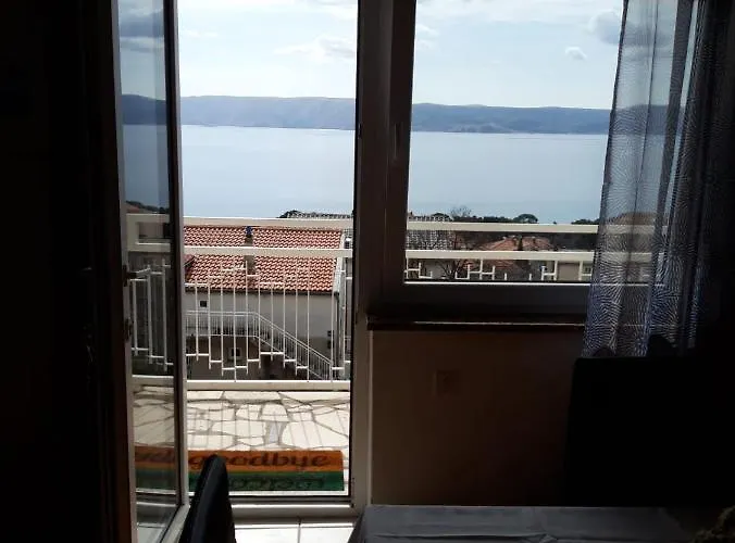 Nina Seaview *